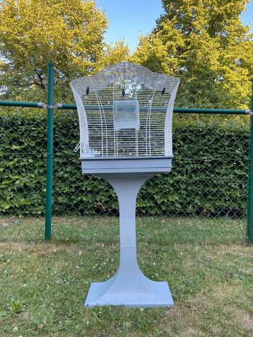 Vogelkooi wit met grijze voet. Met deur, badje en voederbak. beschikbaar voor biedingen