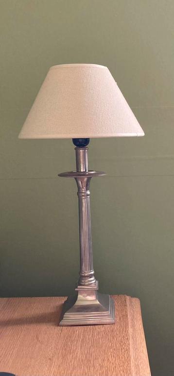 Lampe de table avec base en métal argenté 