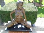 Standbeeld van een naakte bronzen knielende vrouw., Tuin en Terras, Nieuw, Overige materialen, Overige typen, Ophalen of Verzenden