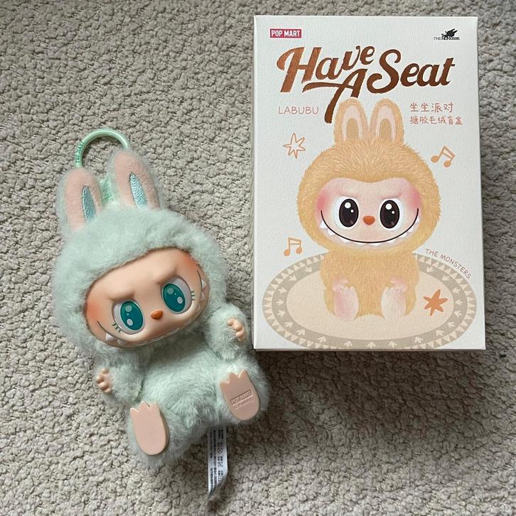 POPMART Labubu Have A Seat QUQU, Verzamelen, Poppetjes en Figuurtjes, Verzenden