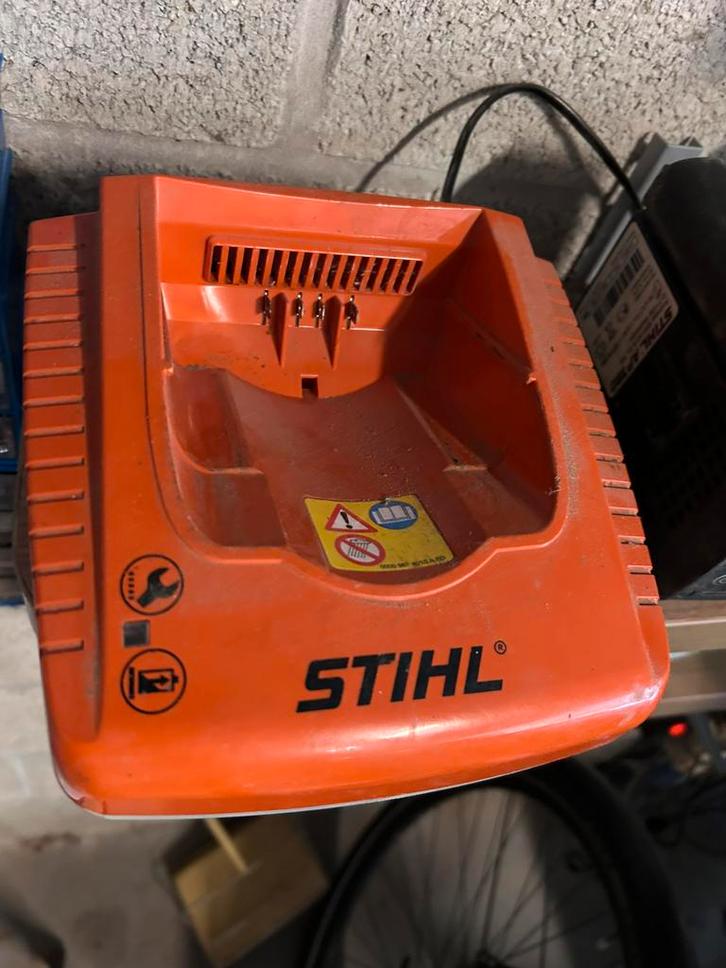 Chargeur stihl  + coupe bordure stihl et, Jardin & Terrasse, Outils à main, Utilisé, Enlèvement