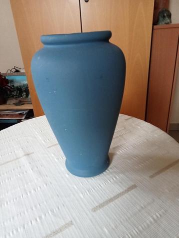A vendre beau vase bleu.