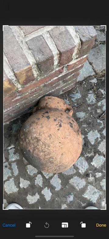 Bolvormige terracotta kruik beschikbaar voor biedingen