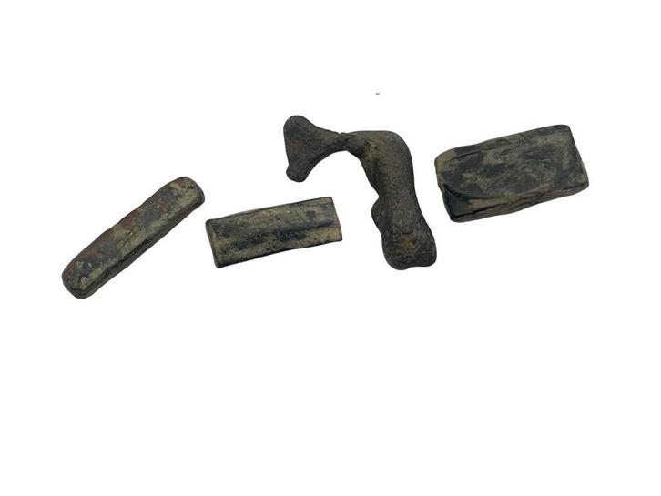 Set van vier primitieve Romeinse bronzen munten, Antiek en Kunst, Curiosa en Brocante, Ophalen of Verzenden