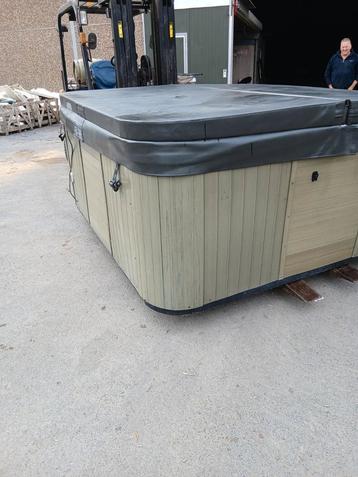 Jacuzzi gratis geleverd geplaatst  1j garantie beschikbaar voor biedingen