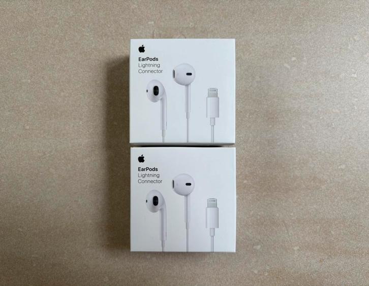 2 paar nieuwe Apple oortjes met lightening aansluiting, Telecommunicatie, Mobiele telefoons | Oordopjes, Nieuw, In gehoorgang (in-ear)