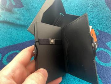 Lederen pashouder / portemonnee met RFID-bescherming beschikbaar voor biedingen