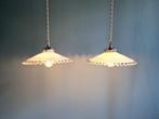 Paar Art Deco hangers in wit geschulpte opaline, Antiek en Kunst, Ophalen of Verzenden