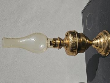 Antieke messing olielamp met sierglas – uniek verzamelobject beschikbaar voor biedingen