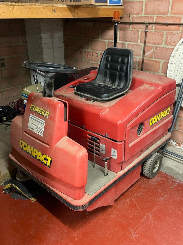 Balayeuse compacte Eureka, Articles professionnels, Machines & Construction | Entretien & Nettoyage, Enlèvement