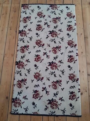 Beige tapijt met bloemenmotief  beschikbaar voor biedingen