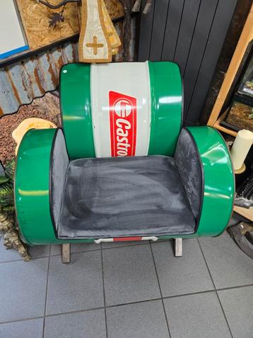 Hele gave industriële fauteuil gemaakt uit een castrol oliev beschikbaar voor biedingen