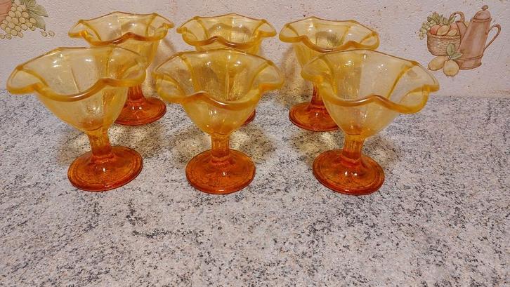 6 IJSCOUPES
Zeer mooi van kleur, Verzamelen, Glas en Drinkglazen, Zo goed als nieuw, Ophalen of Verzenden