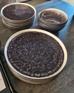 Een set borden, Huis en Inrichting, Keuken | Servies, Ophalen, Zo goed als nieuw, Overige stijlen, Bord(en)