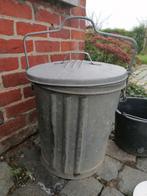 Zinken vuilnisbak met deksel, Ophalen