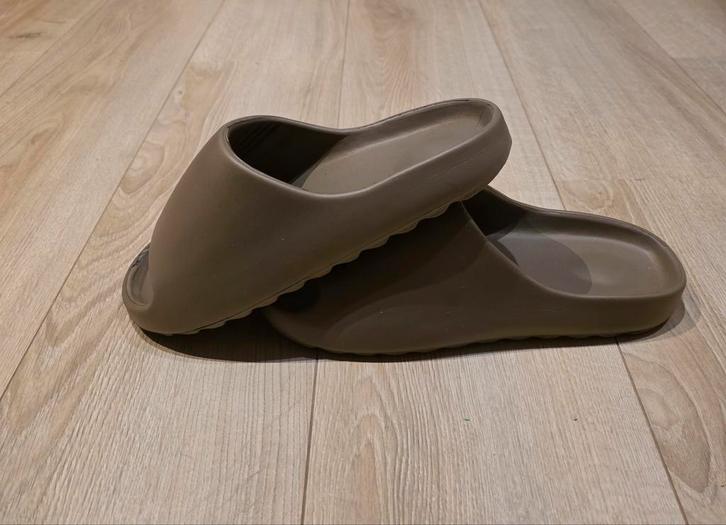 Teenslippers, uniseks, extreem comfortabel, maat 44/45, Kleding | Heren, Schoenen, Nieuw, Overige typen, Bruin, Ophalen of Verzenden