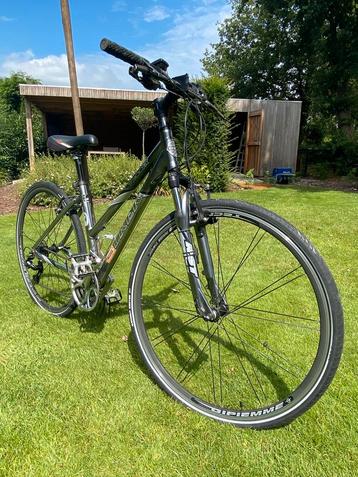 Sportieve damesfiets, metaal zilver met zwart,. Merk trek beschikbaar voor biedingen