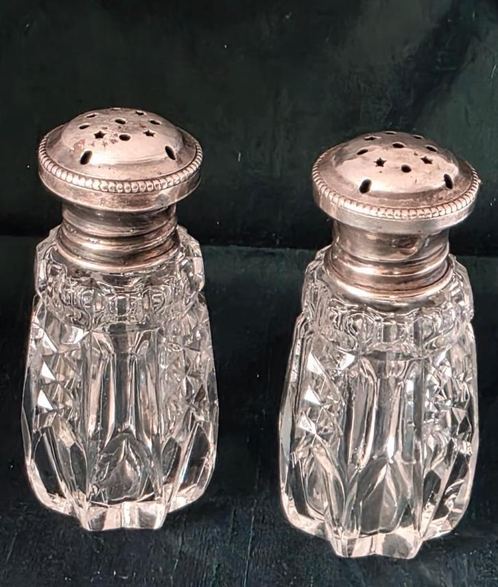 19 eeuw kristallen zout en peper vaatjes met zilveren top, Antiek en Kunst, Antiek | Zilver en Goud, Zilver, Ophalen of Verzenden