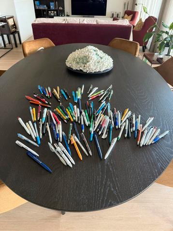 Te Koop: Unieke pennenverzameling met diverse opschriften beschikbaar voor biedingen