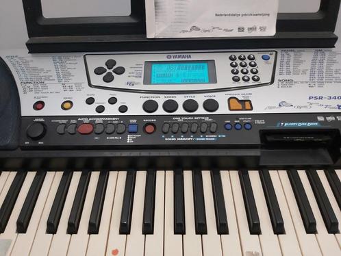 Yamaha PSR- 340 Keyboard met X- frame en zitbank +AC adapter, Musique & Instruments, Claviers, Comme neuf, 61 touches, Yamaha