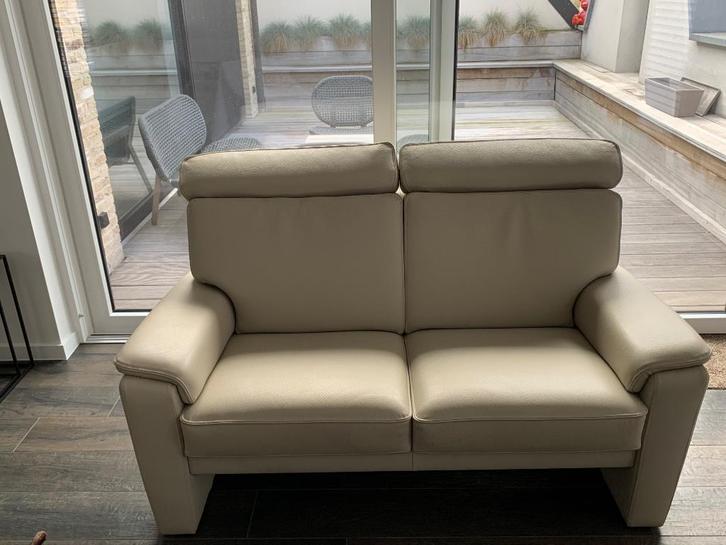 Nieuwe beige lederen tweezit van topkwaliteit., Huis en Inrichting, Zetels | Zetels, Nieuw, Rechte bank, Tweepersoons, 150 tot 200 cm