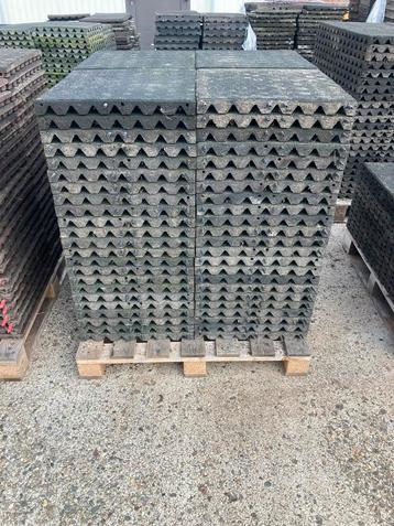 184 vochtdoorlatende rubberen matten 50x50x4,5cm beschikbaar voor biedingen