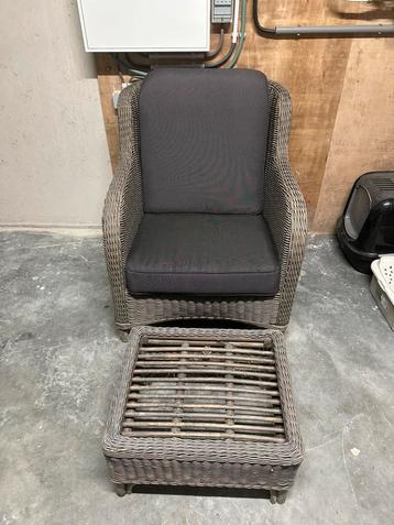 Lounge fauteuil met voetenbankje beschikbaar voor biedingen