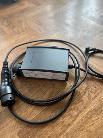 Slimme oplaadkabel met blauwe hoek — Smart Cable beschikbaar voor biedingen