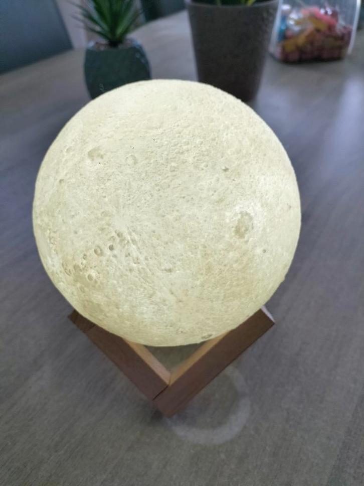 Nachtlamp 'Volle maan' op staander (4 verschillende standen), Huis en Inrichting, Lampen | Tafellampen, Ophalen of Verzenden