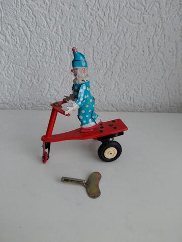 Vintage blikken clown op driewieler beschikbaar voor biedingen