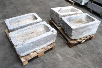 blauwe stenen trog of trog, plantenbak, lees de aankondiging beschikbaar voor biedingen