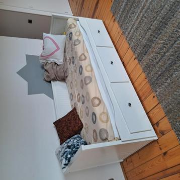 Bed Hemnes Ikea met 2 nieuwe matrassen. 160 cm. beschikbaar voor biedingen