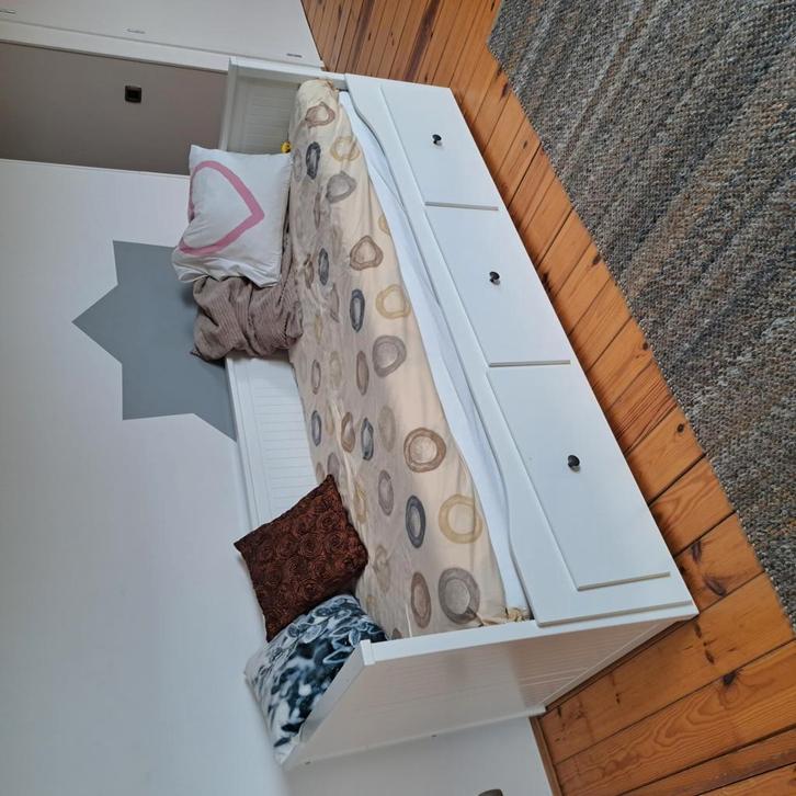 Bed Hemnes Ikea met 2 nieuwe matrassen. 160 cm., Huis en Inrichting, Slaapkamer | Bedden, 160 cm, Ophalen