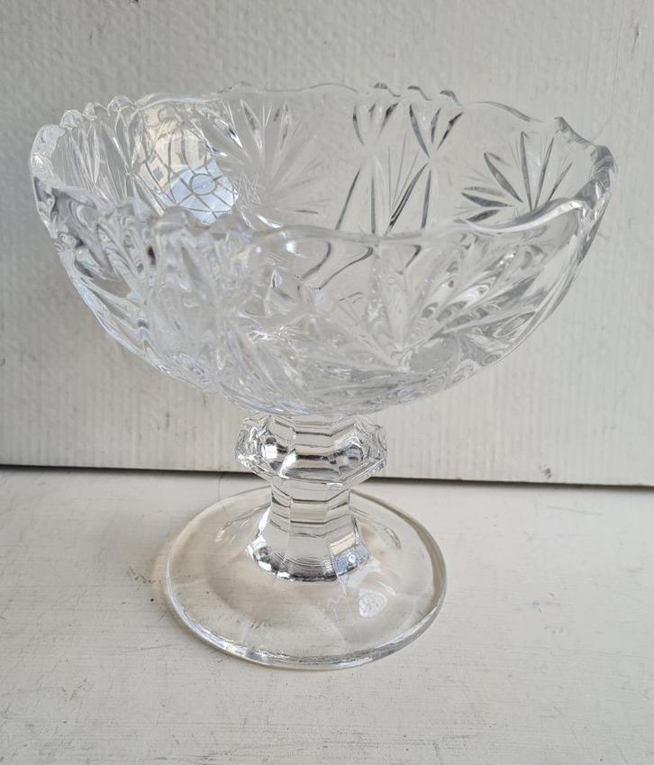 Geslepen kristallen coupe op voet, Antiek en Kunst, Antiek | Glaswerk en Kristal, Ophalen of Verzenden