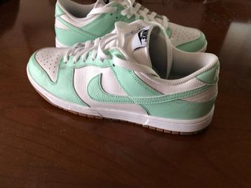 Nike Dunk low  beschikbaar voor biedingen