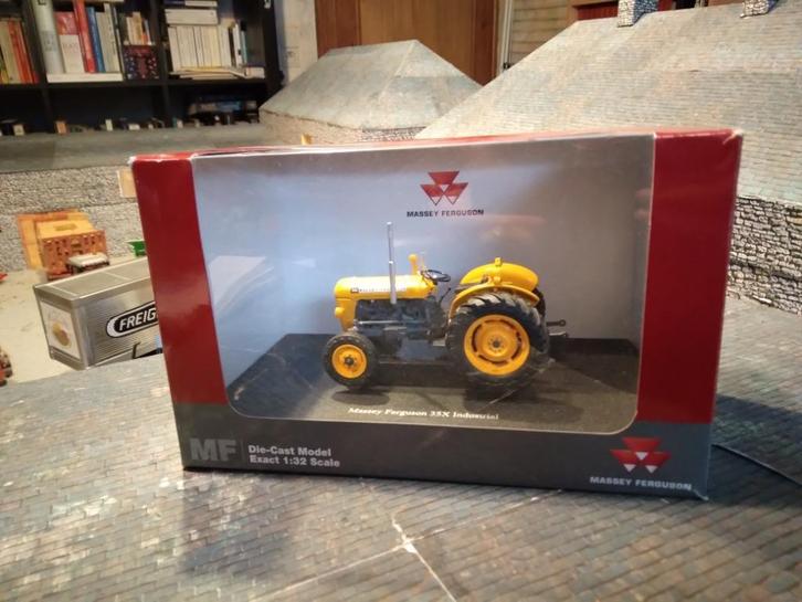 Massey Ferguson 35x Industrial UH in originele doos, Hobby en Vrije tijd, Modelauto's | 1:32, Nieuw, Tractor of Landbouw, Universal Hobbies