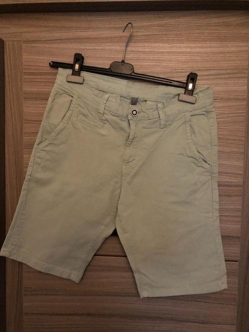 Mooie, groene jongens-short, maat S , 158/164, Kleding | Heren, Spijkerbroeken en Jeans, Zo goed als nieuw, W32 (confectie 46) of kleiner