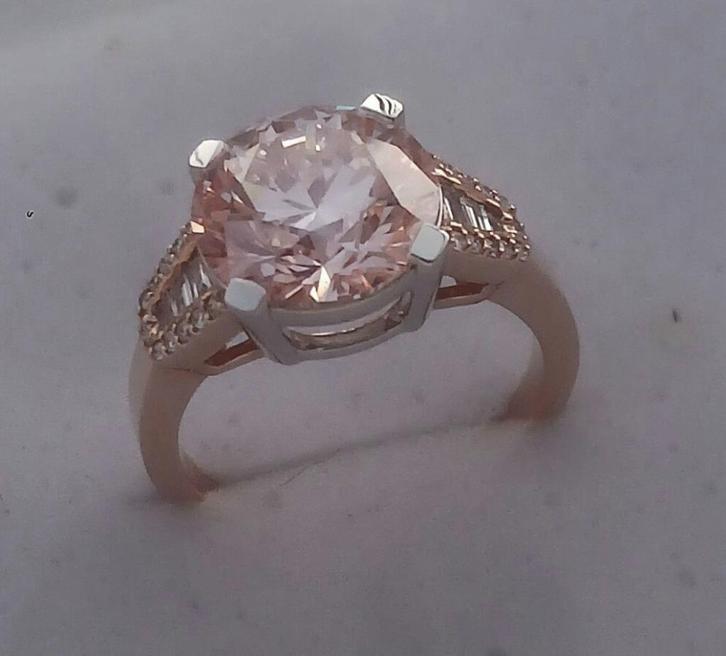 Ring  met  roze  diamant  centraal  van  +/- 5,5 ct, Handtassen en Accessoires, Ringen, Roze, Goud, Ophalen of Verzenden