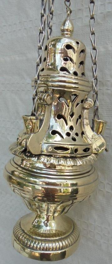 Mooi  antiek koperen wierookvat religieus beschikbaar voor biedingen
