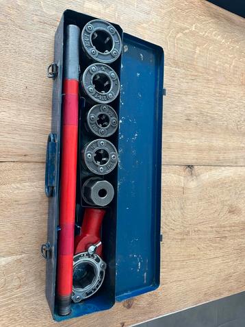 Snijset metalen buizen beschikbaar voor biedingen