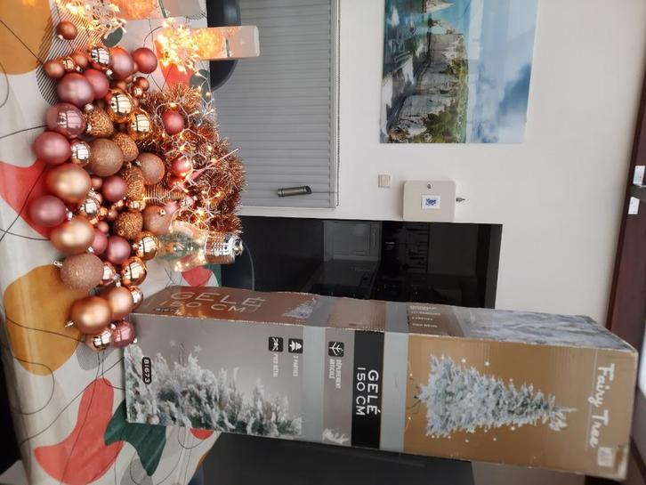 Dennenboom van 150 cm, ballen, lampen, slingers., Diversen, Kerst, Gebruikt, Ophalen