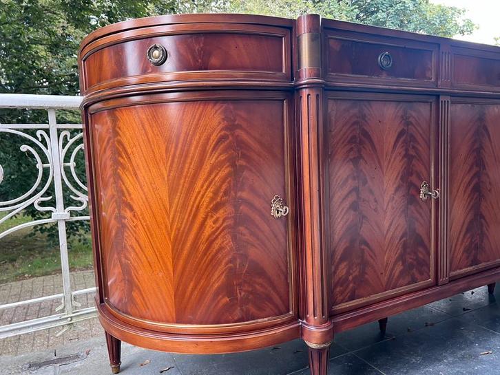 Élégant bahut Louis XVI en acajou flammé – Buffetten, Antiek en Kunst, Antiek | Meubels | Kasten, Ophalen