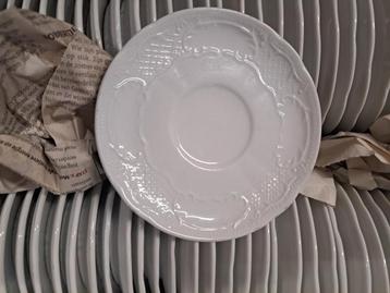 Kleine ondertassen beschikbaar voor biedingen