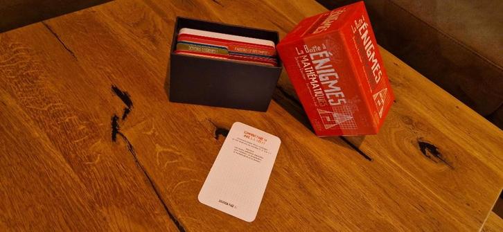 Jeux - La boite à énigmes mathématiques, Hobby en Vrije tijd, Gezelschapsspellen | Kaartspellen, Zo goed als nieuw, Vijf spelers of meer