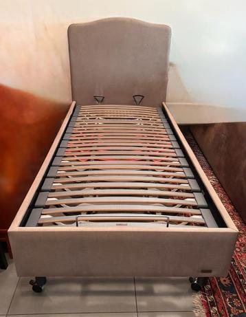 Bed met lattenbodem Swiss flex matrasmaat 90 x 210 cm gratis beschikbaar voor biedingen