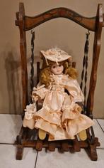 Antieke  schommel met porselein pop, Antiek en Kunst, Antiek | Woonaccessoires, Ophalen of Verzenden