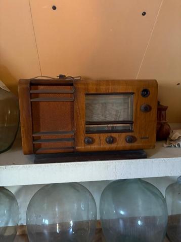 Vintage radio beschikbaar voor biedingen