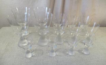 Beau lot de verres à vin et à liqueur avec un pied spécial, Enlèvement ou Envoi