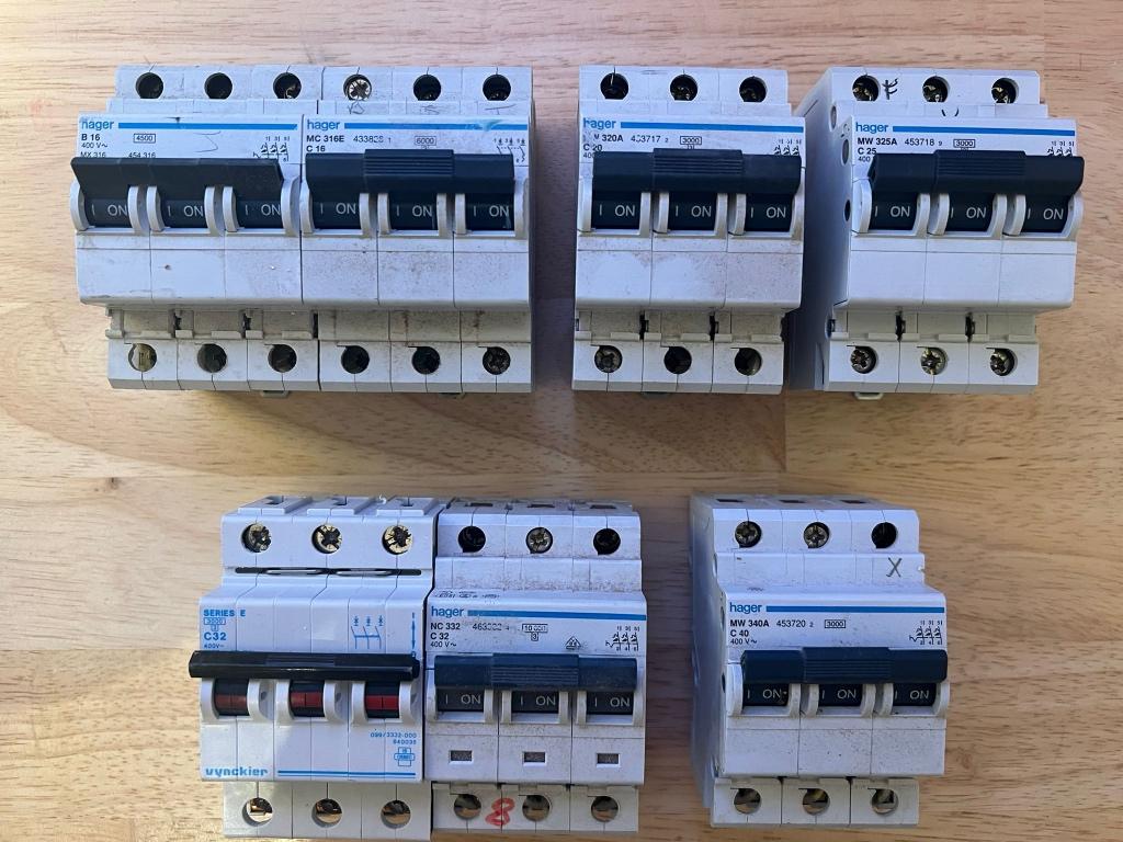 Lot de 7 disjoncteurs triphasés Hager 3P – 16/20/25/32/40A, Hobby & Loisirs créatifs, Composants électroniques, Utilisé, Enlèvement