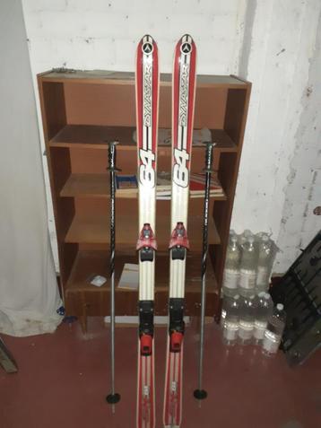 Skis DYNASTAR 1m60 et bâtons  disponible aux enchères